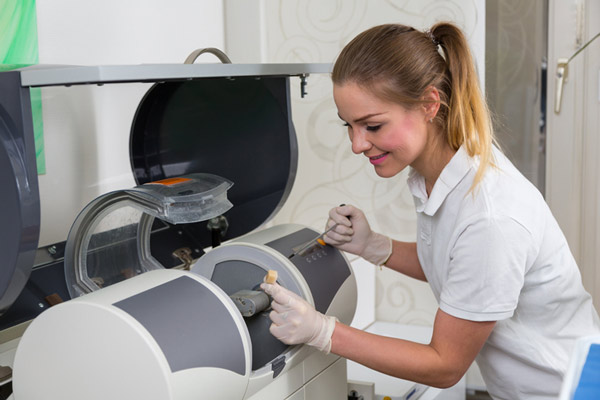 Dental assistant working with CEREC technology at Singing River Dentistry in Florence, AL 