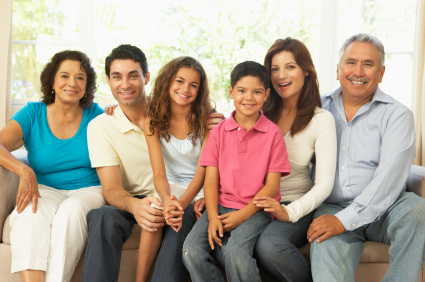 Tres generaciones de una familia español a Singing River Dentistry en Florence, AL 